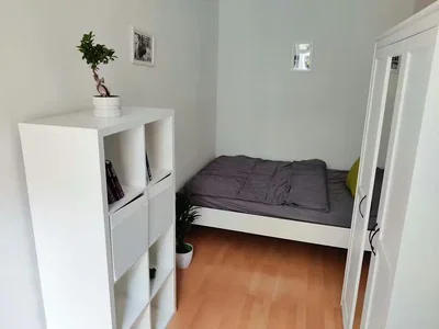 Obývací pokoj; dřevěná podlaha, přirozené světlo, moderní styl