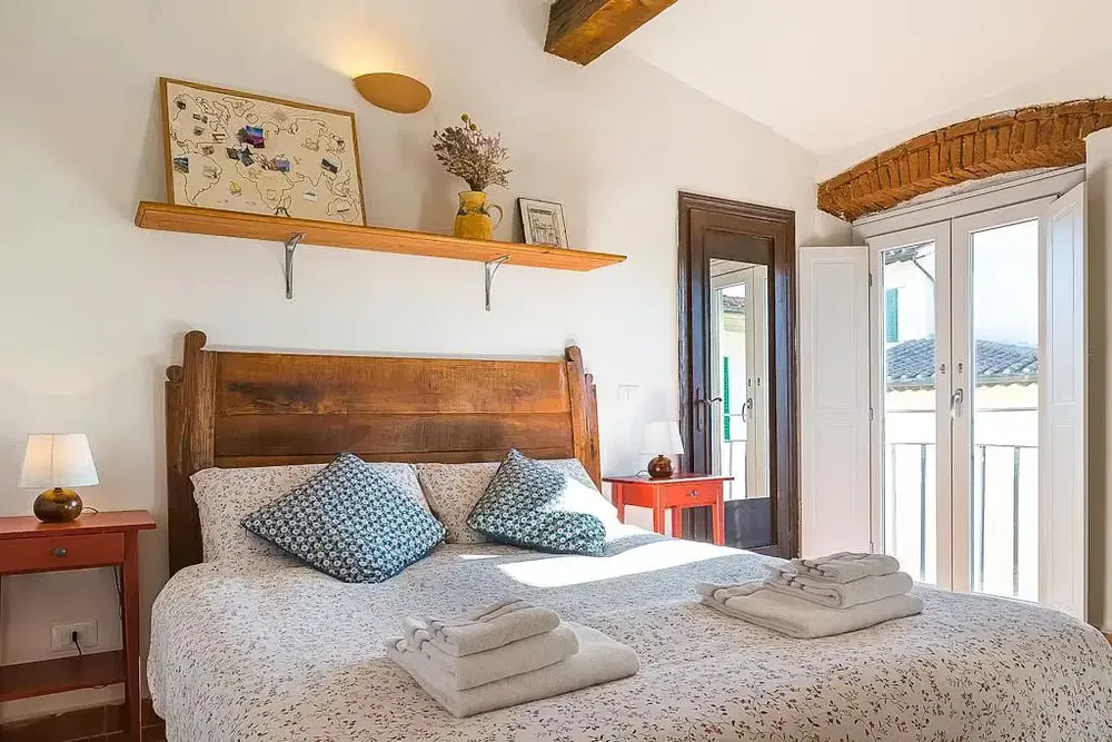 Küche; küchengeräte, holzboden, tageslicht, moderner stil