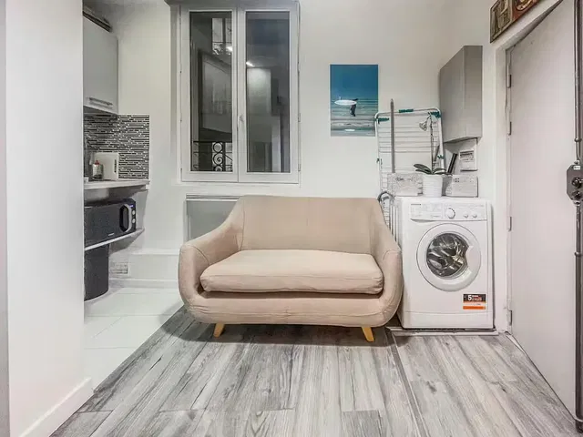 Küche; küchengeräte, holzboden, tageslicht, moderner stil