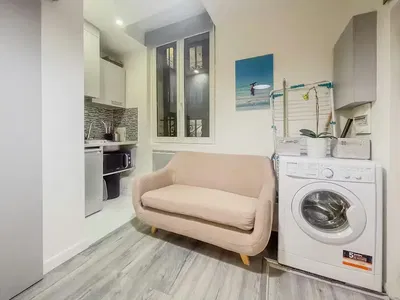 Küche; küchengeräte, holzboden, tageslicht, moderner stil