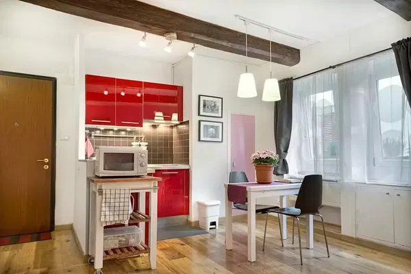 Küche; küchengeräte, holzboden, tageslicht, moderner stil