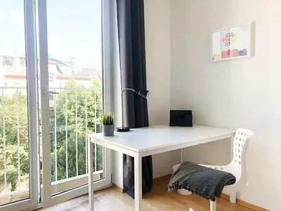 Kuhinja; kućanski aparati, pločice, prirodna svjetlost, moderan stil