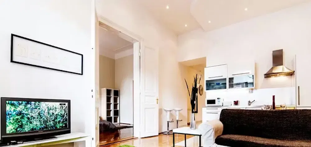 Kuchyňa; kuchynské spotrebiče, drevená podlaha, prirodzené svetlo, moderný štýl