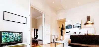 Kuchyňa; kuchynské spotrebiče, drevená podlaha, prirodzené svetlo, moderný štýl