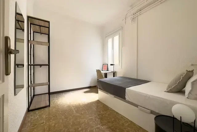 Κουζίνα; συσκευές κουζίνας, ξύλινο πάτωμα, φυσικό φως, μοντέρνο στυλ