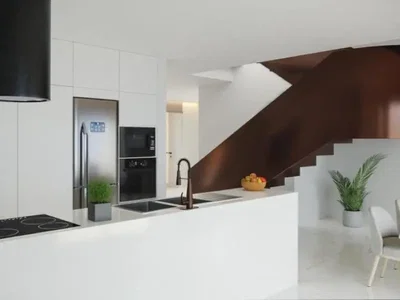 Кухиња; кухињски апарати, дрвени под, природно светло, модерни стил