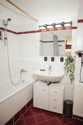 Mutfak; mutfak aletleri, ahşap zemin, doğal ışık, modern stil