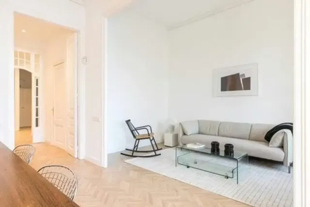 Küche; küchengeräte, holzboden, tageslicht, moderner stil