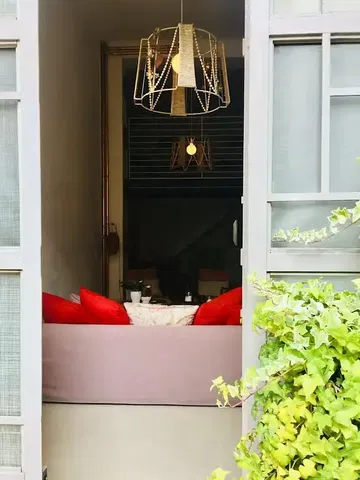 Mutfak; mutfak aletleri, ahşap zemin, doğal ışık, modern stil