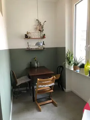 Kuchyňa; kuchynské spotrebiče, drevená podlaha, prirodzené svetlo, moderný štýl