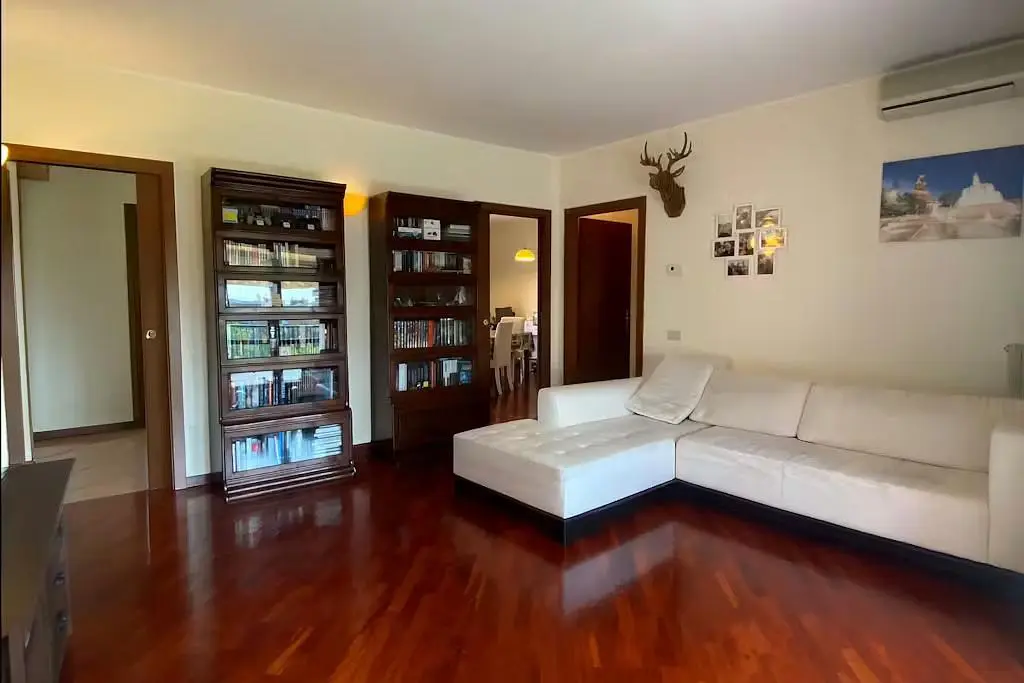 Mutfak; mutfak aletleri, ahşap zemin, doğal ışık, modern stil