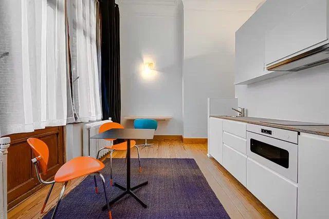 Kuchyně; kuchyňské spotřebiče, dřevěná podlaha, přirozené světlo, moderní styl