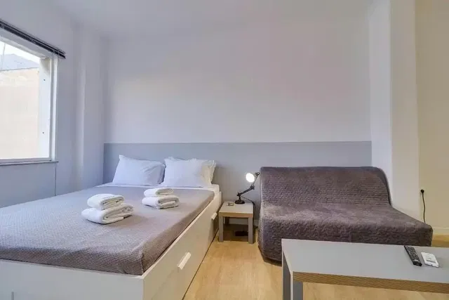 Kuchyně; kuchyňské spotřebiče, dřevěná podlaha, přirozené světlo, moderní styl