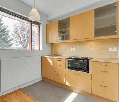 Kuhinja; kuhinjski aparati, drveni pod, prirodno svjetlo, moderni stil