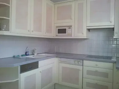 Kuhinja; kućanski aparati, drveni pod, prirodna svjetlost, moderan stil