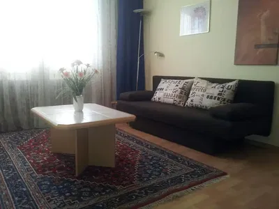 Mutfak; mutfak aletleri, ahşap zemin, doğal ışık, modern stil