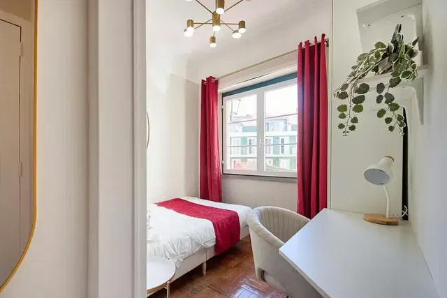 Wohnzimmer; holzboden, tageslicht, moderner stil