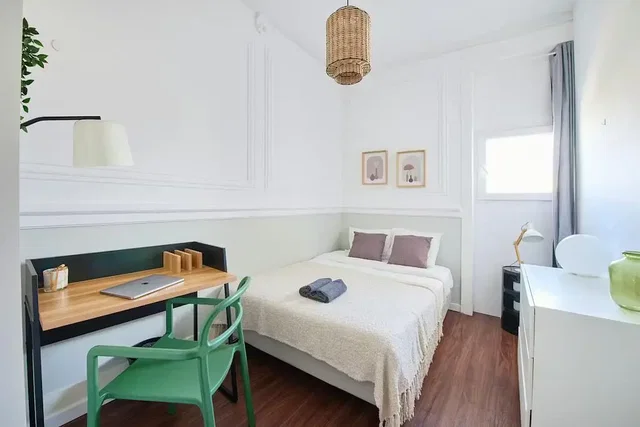 Cocina; electrodomésticos, suelo de madera, luz natural, estilo moderno