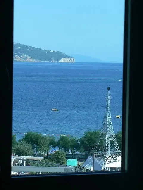 Kuchyně; kuchyňské spotřebiče, dřevěná podlaha, přirozené světlo, moderní styl