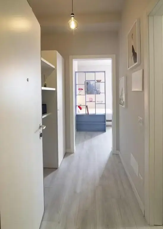 Küche; küchengeräte, holzboden, tageslicht, moderner stil