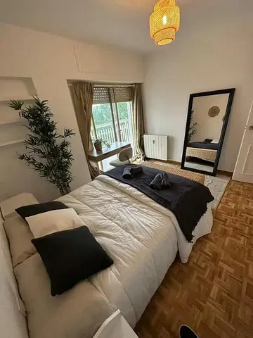 Salón; suelo de madera, luz natural, estilo moderno