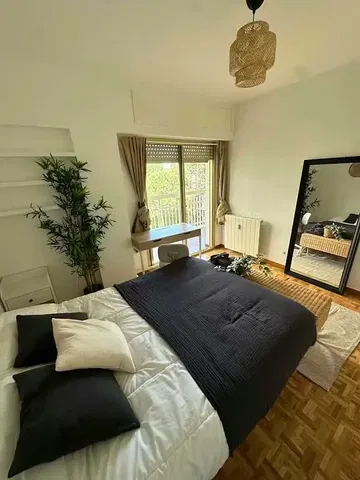 Cocina; electrodomésticos, suelo de madera, luz natural, estilo moderno