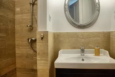 Cozinha; eletrodomésticos, chão de madeira, luz natural, estilo moderno