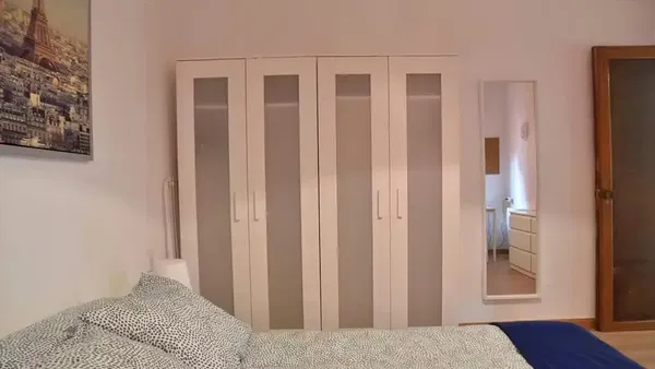 Keuken; keukenapparatuur, houten vloer, natuurlijk licht, moderne stijl