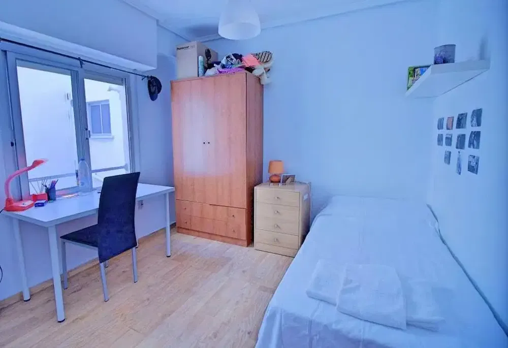 Kuhinja; kuhinjski aparati, drveni pod, prirodno svjetlo, moderni stil