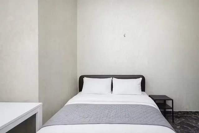 Keuken; keukenapparatuur, houten vloer, natuurlijk licht, moderne stijl