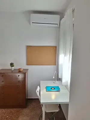 Cocina; electrodomésticos, suelo de baldosas, luz natural, estilo moderno