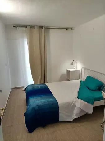 Kuchyně; kuchyňské spotřebiče, dřevěná podlaha, přirozené světlo, moderní styl