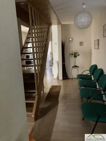 Κουζίνα; συσκευές κουζίνας, ξύλινο πάτωμα, φυσικό φως, μοντέρνο στυλ