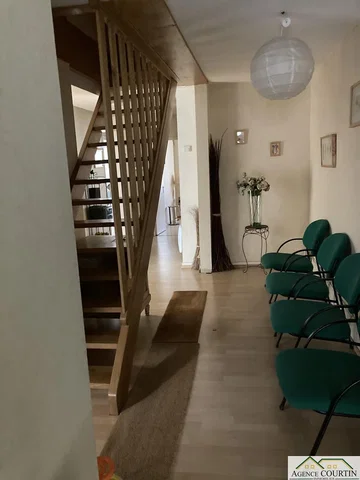 Кухиња; кухињски апарати, дрвени под, природно светло, модерни стил