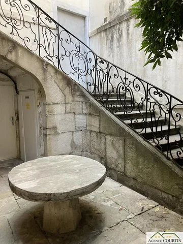 Кухиња; кухињски апарати, дрвени под, природно светло, модерни стил