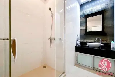 Kuchyně; kuchyňské spotřebiče, dřevěná podlaha, přirozené světlo, moderní styl