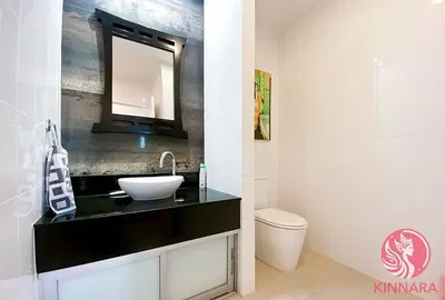 Obývací pokoj; dřevěná podlaha, přirozené světlo, moderní styl