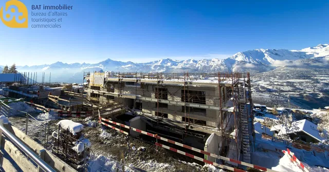 Mutfak; mutfak aletleri, ahşap zemin, doğal ışık, modern stil