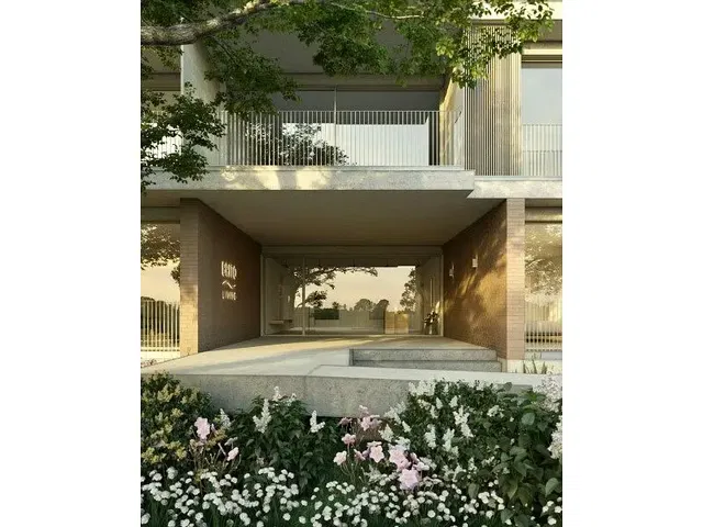 Woonkamer; houten vloer, natuurlijk licht, moderne stijl