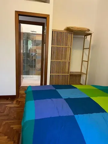 Σαλόνι; ξύλινο πάτωμα, φυσικό φως, μοντέρνο στυλ