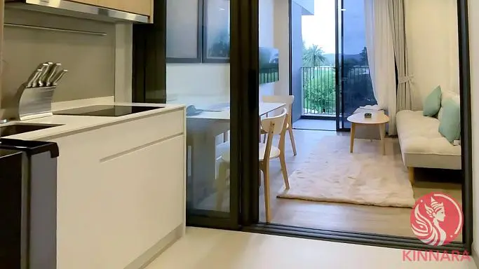 Kuchyně; kuchyňské spotřebiče, dřevěná podlaha, přirozené světlo, moderní styl