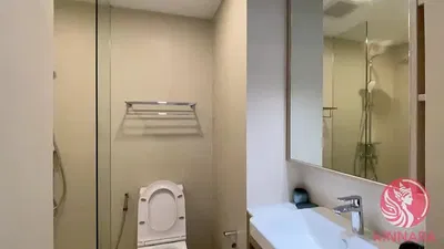 Obývací pokoj; dřevěná podlaha, přirozené světlo, moderní styl