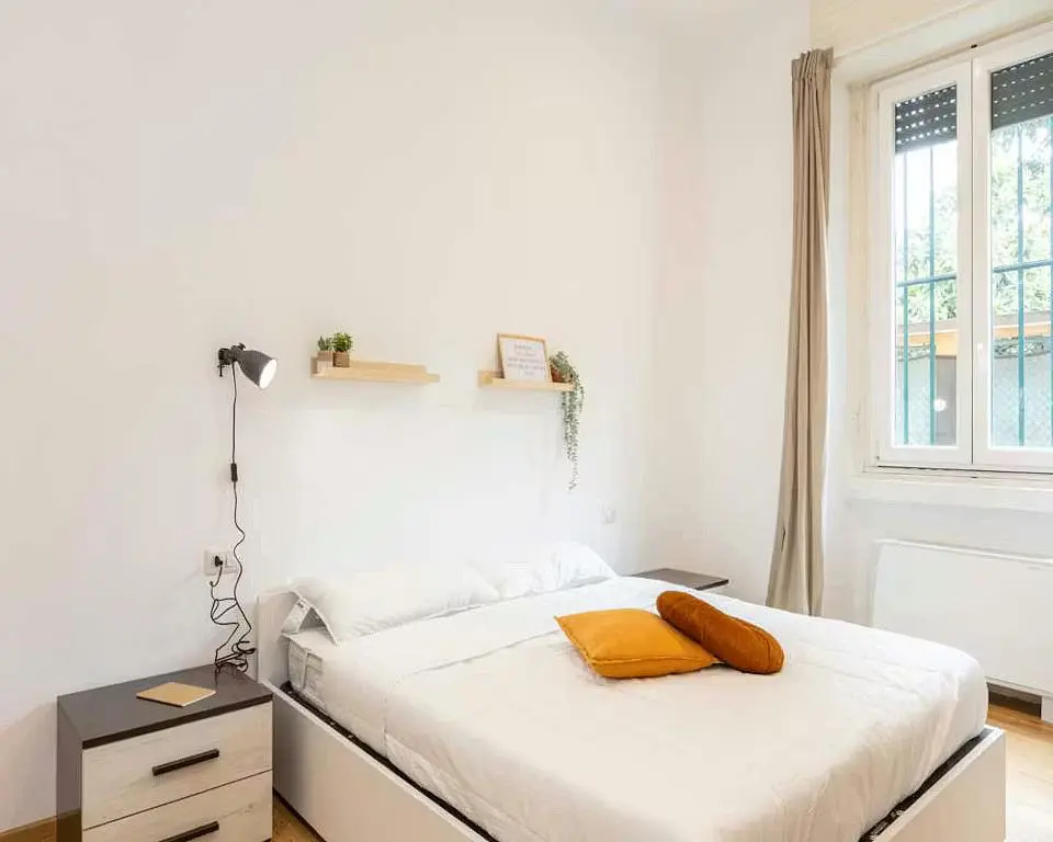 Keuken; keukenapparatuur, houten vloer, natuurlijk licht, moderne stijl