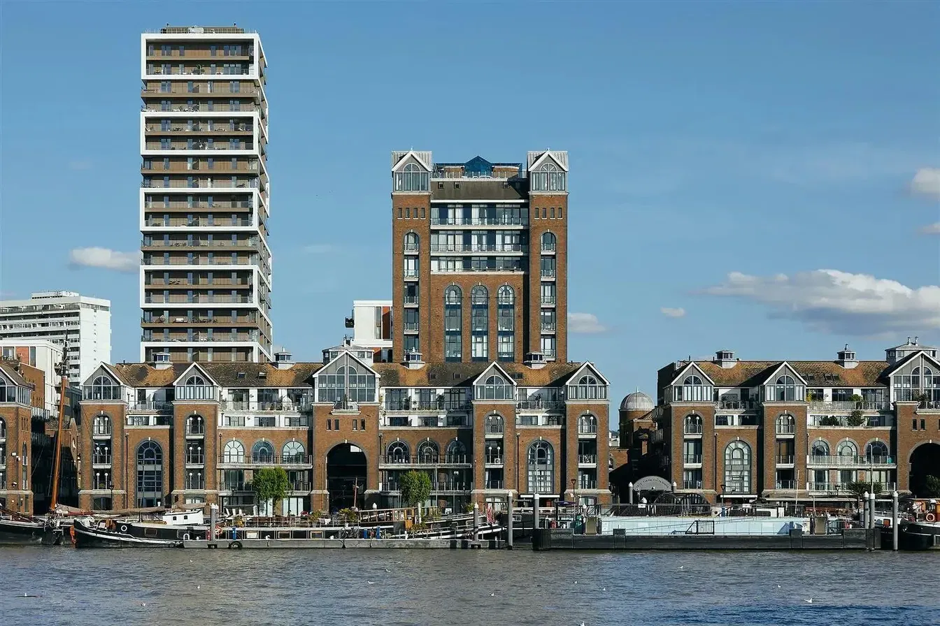 Cocina; electrodomésticos, suelo de baldosas, luz natural, estilo moderno