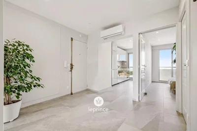 Soggiorno; pavimento in legno, luce naturale, stile moderno