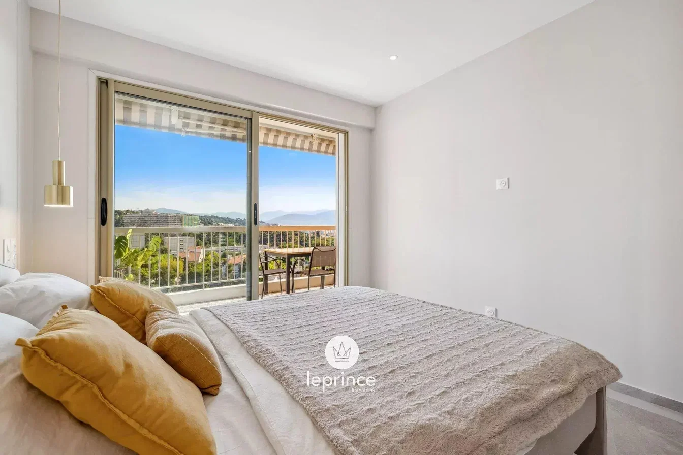 Oturma odası; ahşap zemin, doğal ışık, modern stil