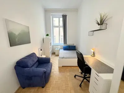 Кухня; кухненски уреди, дървен под, естествена светлина, модерен стил