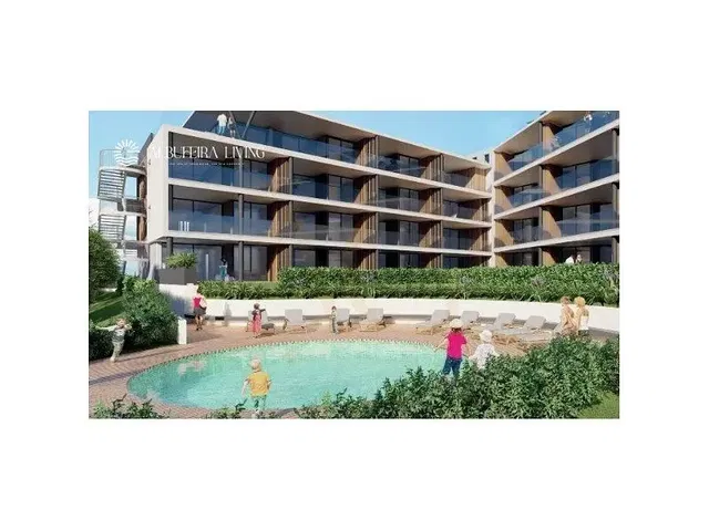 Oturma odası; ahşap zemin, doğal ışık, modern stil