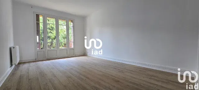 Keuken; keukenapparatuur, houten vloer, natuurlijk licht, moderne stijl