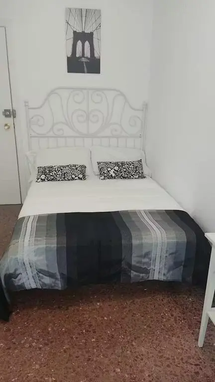 Living room; wood floor, natural light, modern style